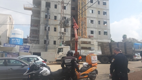 נהג משאית התחשמל מכבל מתח - חדשות בפתח תקווה