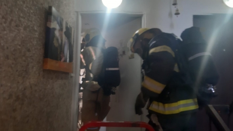פצועה קל משאיפת עשן בשריפה - חדשות בפתח תקווה