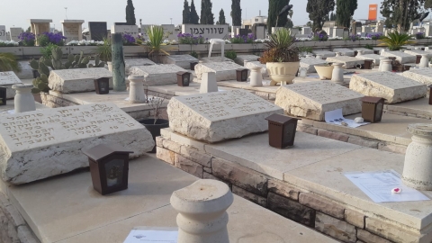 בחטיבת ברנר הניחו על קברי - חינוך בפתח תקווה