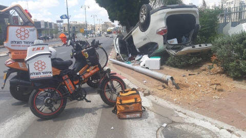 נהג נפצע לאחר שהתהפך עם - חדשות בפתח תקווה