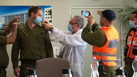 מנהל מרכז שניידר העניק דרגת - בריאות בפתח תקווה