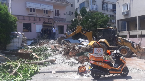 פועל נחתך ברגליו ואחת מאצבעותיו - חדשות בפתח תקווה