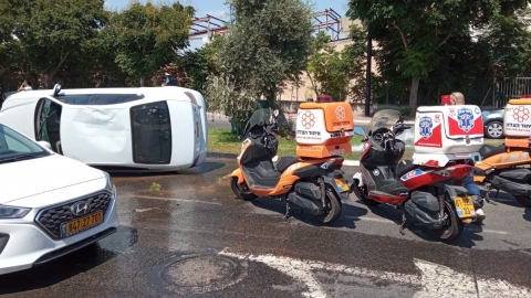 נהג התהפך עם רכבו ונפצע - חדשות בפתח תקווה