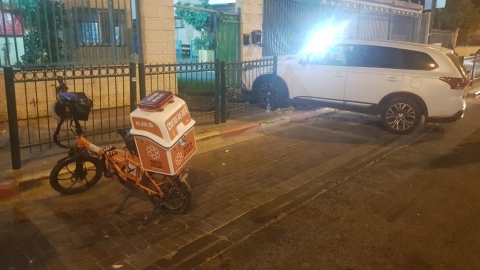 ג'יפ התנגש במדרכה ובגדר ברח' - חדשות בפתח תקווה