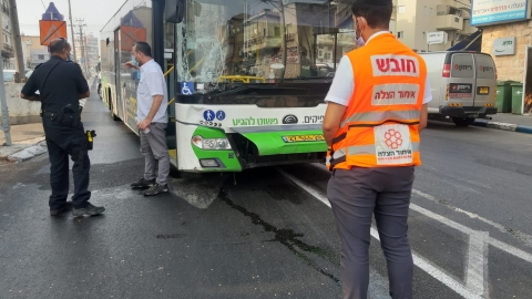 הולך רגל נפגע מאוטובוס ברח' - חדשות בפתח תקווה