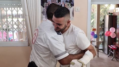צפו במפגש המרגש בין הפצוע - חדשות בפתח תקווה