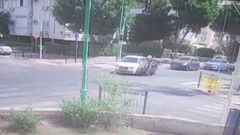 צפו: נוסע במהירות ומתנגש ברכב - חדשות בפתח תקווה