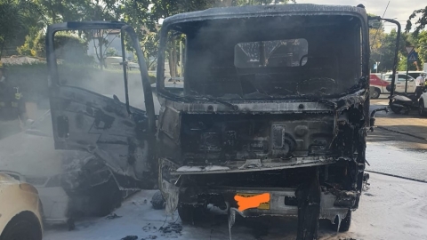 משאית "מטאטא כביש" עלתה באש, - חדשות בפתח תקווה
