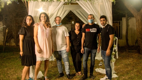 צפו: הזוג לא יכול היה - מעשים טובים בפתח תקווה
