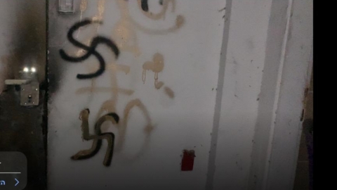 צלבי קרס רוססו בקולנוע היכל - חדשות בפתח תקווה