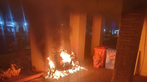 חשד להצתה: אופנוע עלה באש - חדשות בפתח תקווה