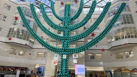 חנוכיית בלונים ענקית המורכבת מ-20,000 - בריאות בפתח תקווה