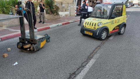 פועל נפצע בינוני במהלך עבודתו - חדשות בפתח תקווה
