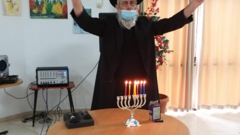 מאירים את חנוכה לניצולי השואה - קהילות בפתח תקווה