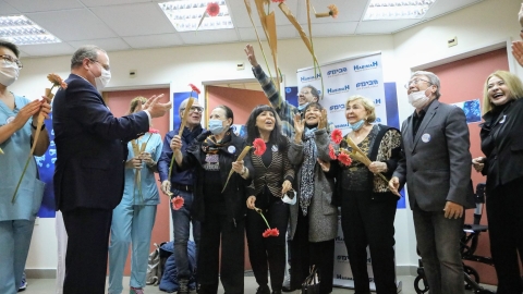 שחקני תיאטרון ה"בימה" מתחסנים בבלינסון - תרבות ופנאי בפתח תקווה