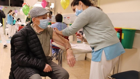 בן 100 התחסן בבית חולים - בריאות בפתח תקווה