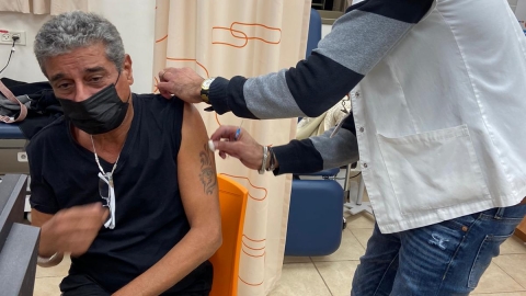 הזמר יואב יצחק התחסן במרפאת - בריאות בפתח תקווה