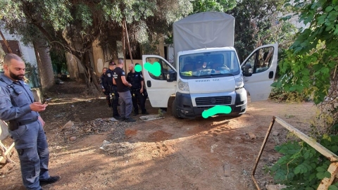 נהג משאית ועובד נלכדו לאחר - חדשות בפתח תקווה