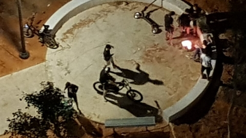 בני נוער הבעירו מדורה בפארק - חדשות בפתח תקווה