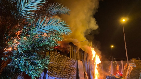 צפו: שריפה פרצה במחסנים ונגרייה, - חדשות בפתח תקווה
