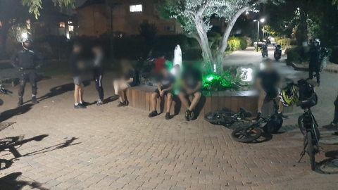 עשרות דוחות חולקו לבני נוער - חדשות בפתח תקווה