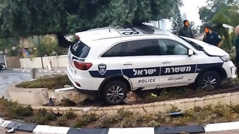 ניידת משטרה איבדה שליטה ועלתה - חדשות בפתח תקווה