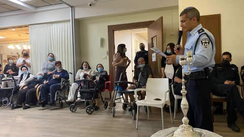 שוטרים הדליקו נר חנוכה בבית - קהילות בפתח תקווה