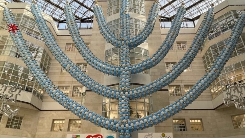 חנוכיית ענק המורכבת מ- 30,000 - בריאות בפתח תקווה