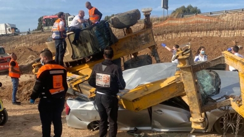 נהג רכב הנדסי נפצע בינוני - חדשות בפתח תקווה