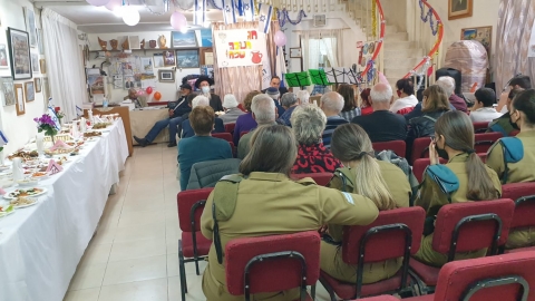 הדלקת נרות חנוכה בנעמת ובמועדון - קהילות בפתח תקווה