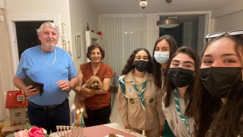 חניכי הצופים ביקרו בבתיהם של גמלאים - קהילות בפתח תקווה