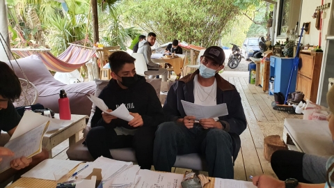 לומדים בחצר הבית של המורה - חינוך בפתח תקווה
