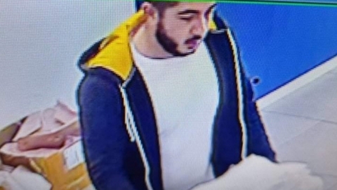 התחזה לשליח ולקח חבילה בשווי - חדשות בפתח תקווה