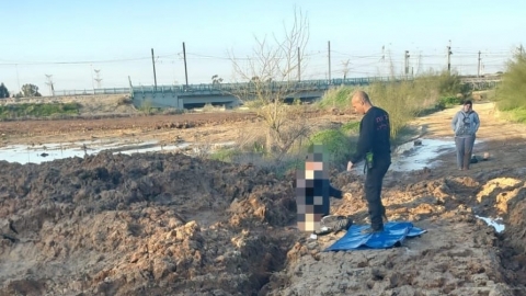 גבר שנלכד בבוץ חולץ ע"י - חדשות בפתח תקווה
