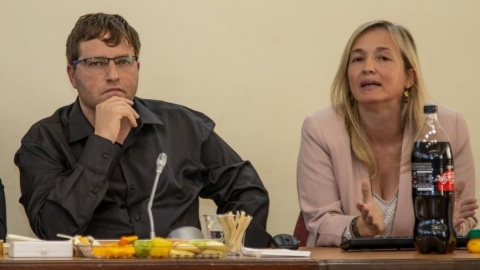 מסובבת את הגב לגרינברג ויוצאת - חדשות בפתח תקווה