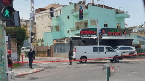 חבלני המשטרה בוחנים פריט אמל"ח - חדשות בפתח תקווה