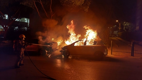 2 רכבים עולים באש ברחוב - חדשות בפתח תקווה