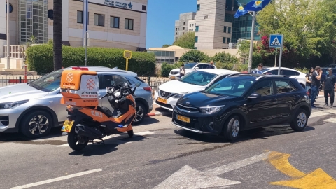 הולך רגל ונהג רכב נפצעו - חדשות בפתח תקווה