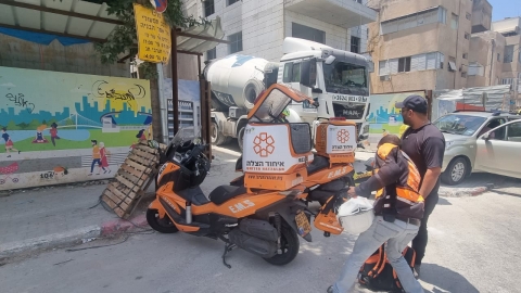 פועל נפל מפיגום ונחבל בראשו - חדשות בפתח תקווה