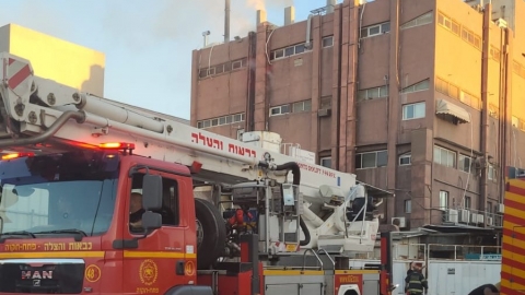 שריפה פרצה במפעל באזור התעשייה - חדשות בפתח תקווה