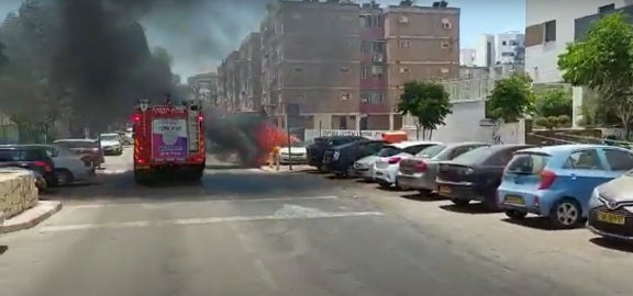רכב עולה באש ברח' צה"ל - חדשות בפתח תקווה