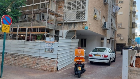 פועל נפל מפיגום במהלך עבודתו - חדשות בפתח תקווה