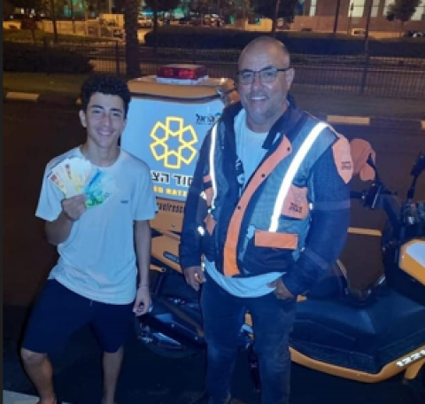 שכחו באוטובוס תיק ובו 2,000 - מעשים טובים בפתח תקווה