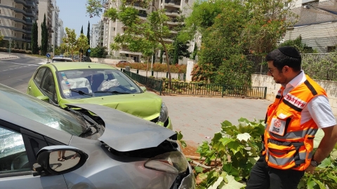 רכב התנגש ברכב חונה, נהגת - חדשות בפתח תקווה