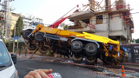 מנוף התהפך על בניין באתר - חדשות בפתח תקווה