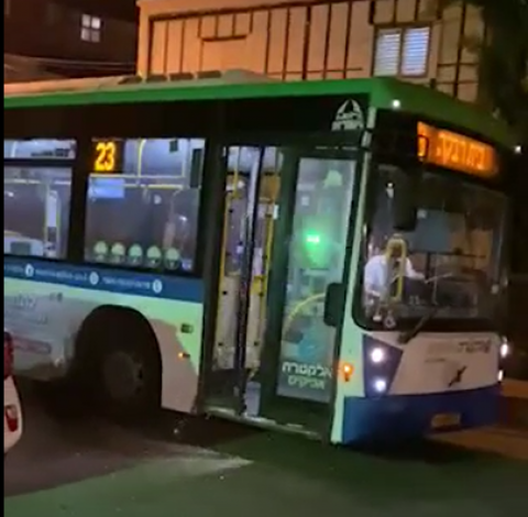 רוכב אופניים חשמליים התנגש בדלת - חדשות בפתח תקווה