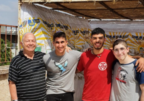 זו המצווה לחג: בונים סוכות - מעשים טובים בפתח תקווה