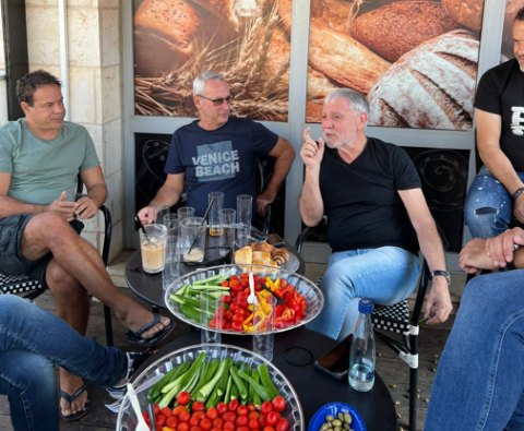 לרווחת הפרלמנטים בפתח תקווה? - חיי זוהר בפתח תקווה