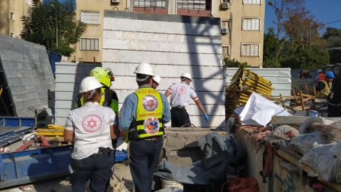 פועל נפל מגובה באתר בניה - חדשות בפתח תקווה