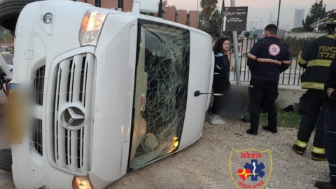 6 פצועים בהתהפכות מיניבוס ברח' - חדשות בפתח תקווה